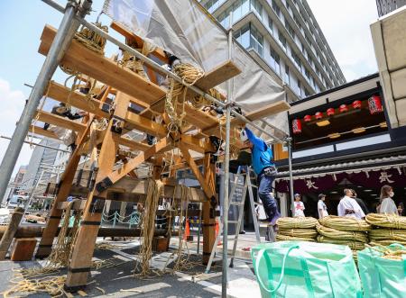 京都・祇園祭巡行控え「鉾建て」 熱中症対策、１日早く開始 | | 全国のニュース
