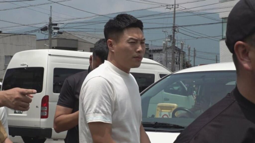【逮捕の瞬間】白タクの運転手を現行犯逮捕 現場はコンビニ富士山の駐車場 山梨 | 山梨のニュース | ＵＴＹテレビ山梨 (4ページ) - TBS NEWS DIG