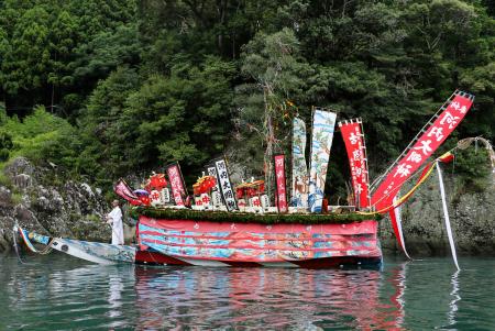 和歌山・古座川で河内祭 華やか御舟の水上渡御 | | 全国のニュース