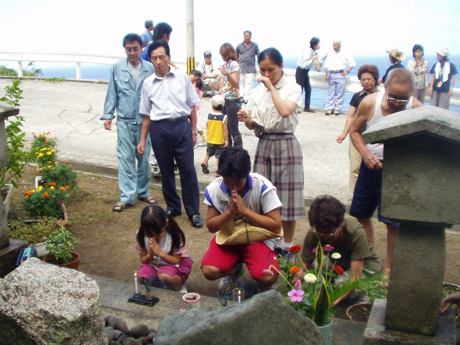対馬丸犠牲者の冥福を祈る慰霊祭＝鹿児島県十島村悪石島の慰霊祭（2003年撮影）
