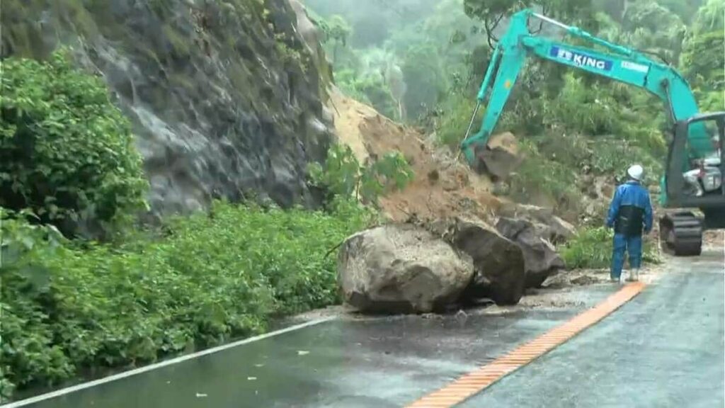 鹿児島・鹿屋市の国道269号 崩土により通行止め - TBS NEWS DIG