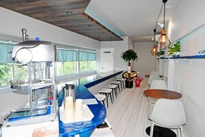 10席ほどある店内は、青と白が基調の涼しげな空間。