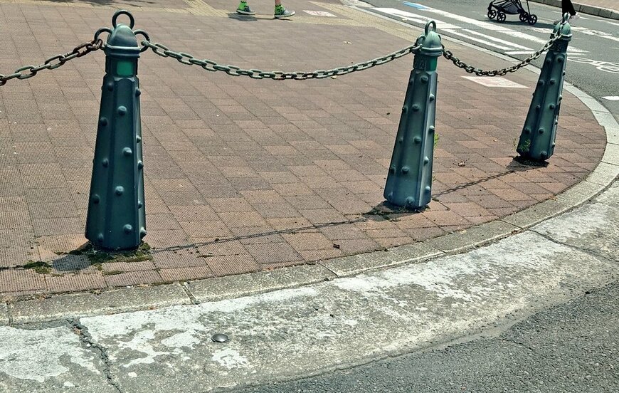 岡山県で目撃した車止めのボール