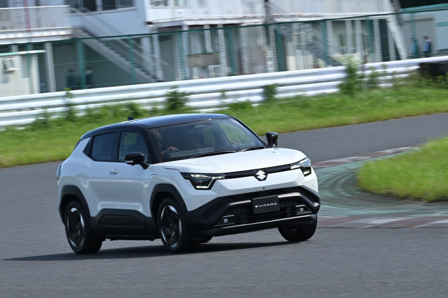 スズキがインドで生産するBEV「eビターラ」プロトタイプに試乗 クラスを越えて上質な期待のコンパクトBEV | JBpress autograph