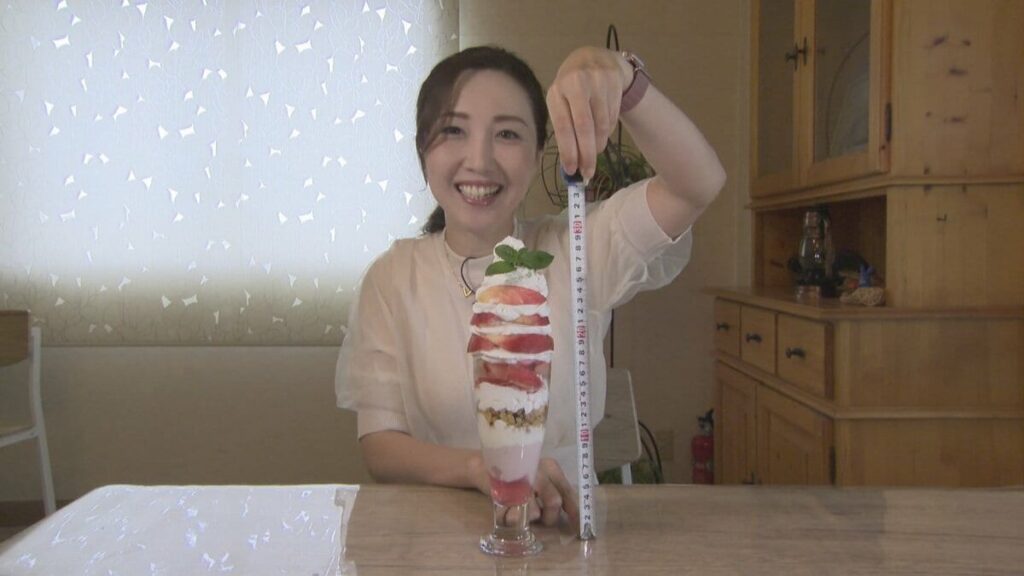 なんと高さ30cm！ 旬のモモを丸ごと１個使った巨大モモパフェ 今年も登場！ 山梨・甲州市 | 山梨のニュース | ＵＴＹテレビ山梨 (3ページ) - TBS NEWS DIG
