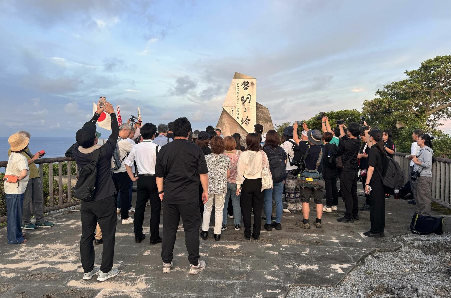 早朝、黎明之塔に集まった人々=6月23日午前5時過ぎ、糸満市摩文仁(筆者撮影)