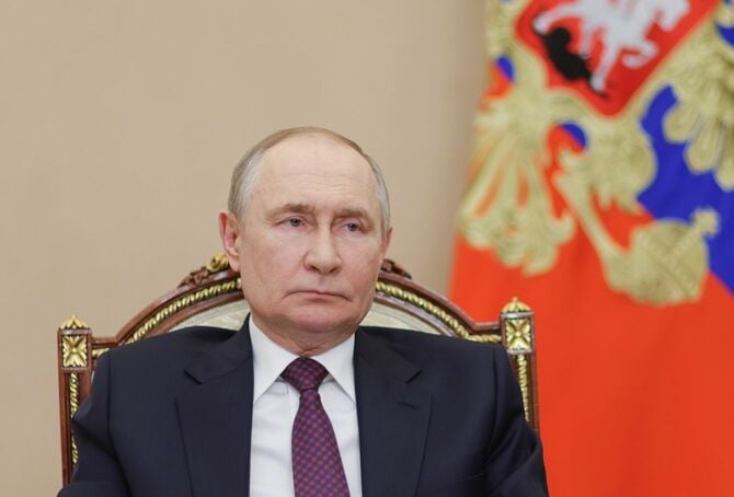 2025年7月2日、ロシア・モスクワのクレムリンにて、政府のメンバーとビデオ会議をするロシアのプーチン大統領