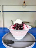 ブルーベリーソースとヨーグルトの組み合わせが楽しめるかき氷「ブルーベリーヨーグルト」（1300円）