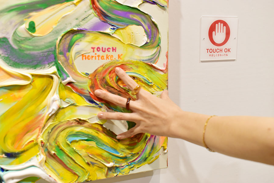 展示のなかには、なんと接触可能な作品も（7月18日・大阪市内）