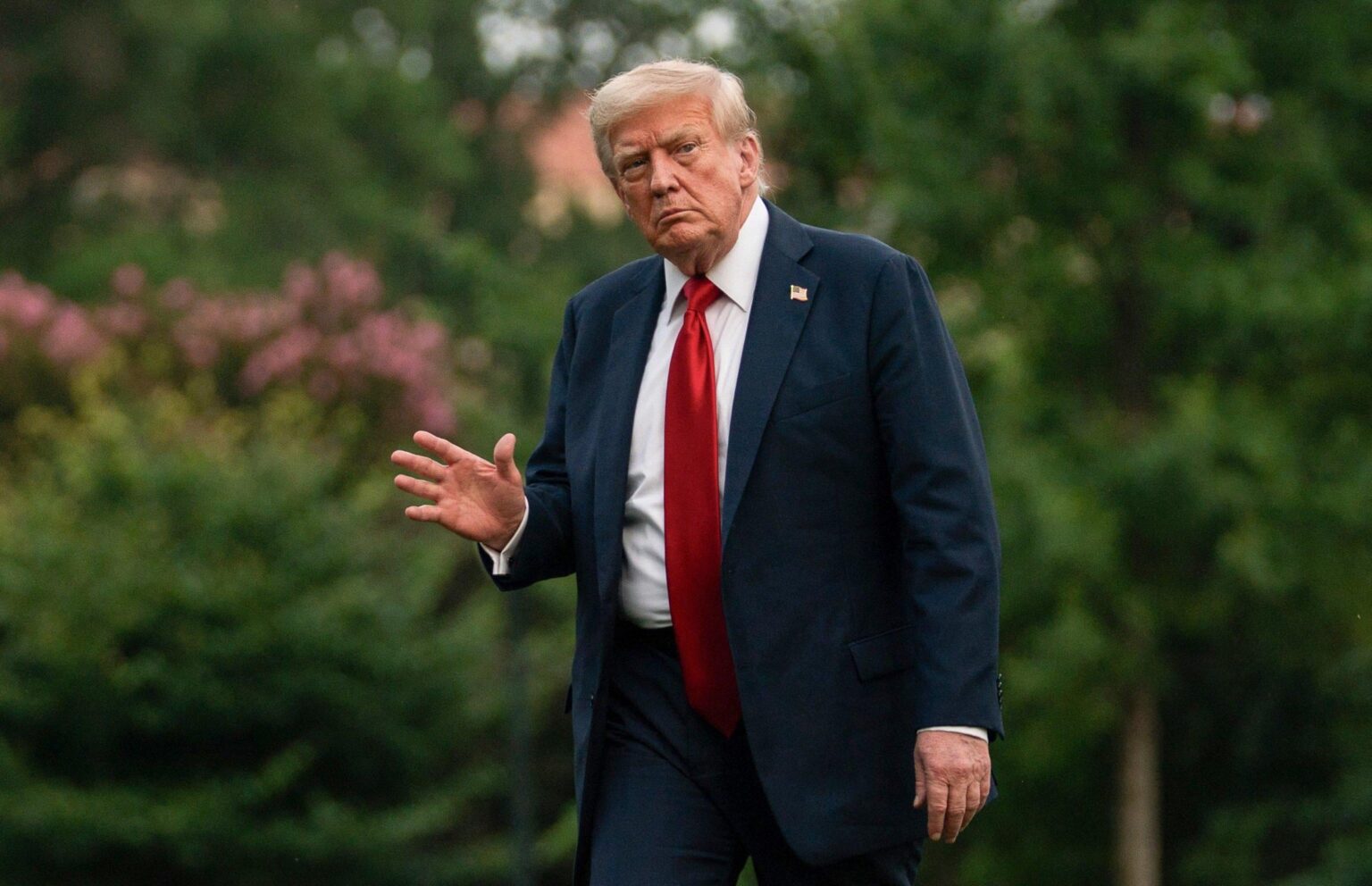 エプスタインフォールアウトの中で、モデルコンテストの再浮上でトランプが10代の若者を審査するビデオ