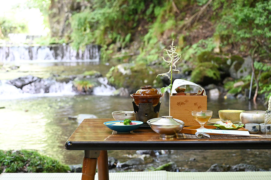 目の前に涼景が広がる貴船の川床「鳥居茶屋 真々庵」。夏季限定・会席料理を楽しめる