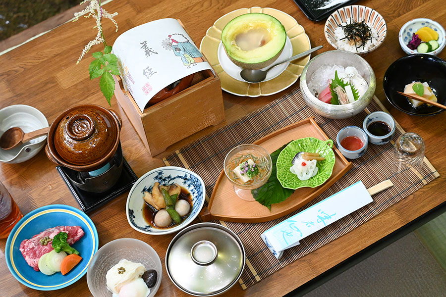 「会席料理・松」（15180円）先附、お造り、吸い物、炊き合わせ、重ね箱、強肴（写真では箸休め・メロン釜）、あゆの塩焼き、温物（和牛の山椒鍋）、素麺、ご飯（鯛茶漬け）、水物（パイナップルのカルピスよせ）、内容は時期により異なる