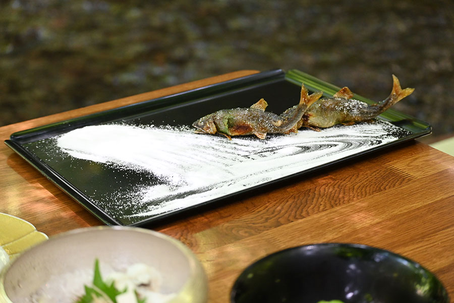 あゆの塩焼きは、塩で清流を泳ぐように表現された美しい盆景。タデ（蓼）酢でいただき、重湯のとろみがポイント