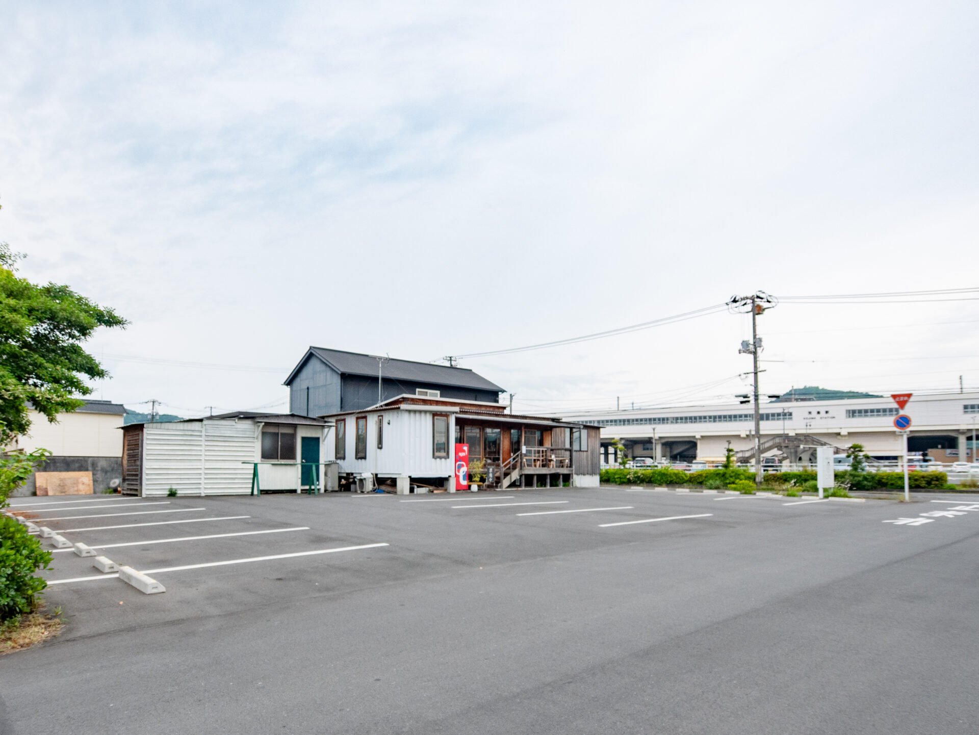 敷地内に駐車場が15台分ある。右奥に見えるのは、JR児島駅