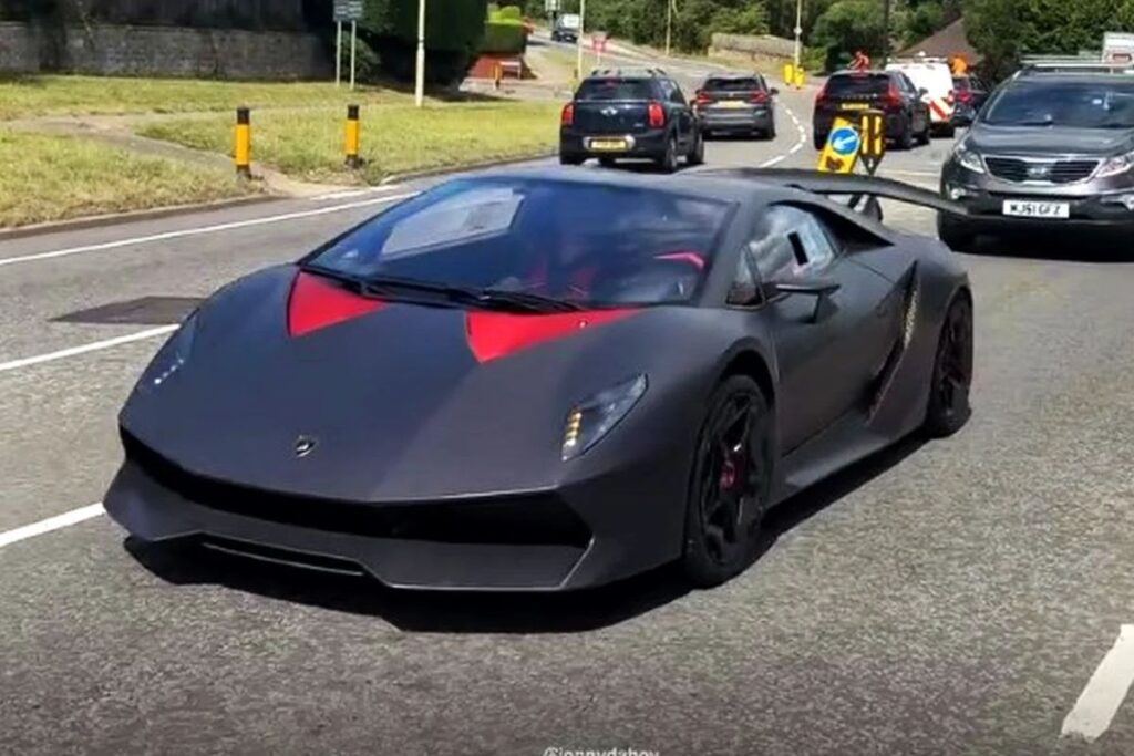 イギリスで目撃された300万ユーロのランボルギーニ・セスト・エレメントは世界で唯一無二の存在 - ItalPassion