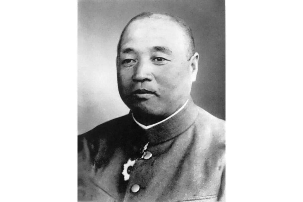 【トイレも並ばず専用】日本軍の上官ら高級将校たちはたらふく食っていて、参謀食と称して白米と現地陸稲からなる特別メニューを食べているから、苦しくなっていくに従い下士官や兵からは反感が生じ、食事の差から信頼関係が崩れていく