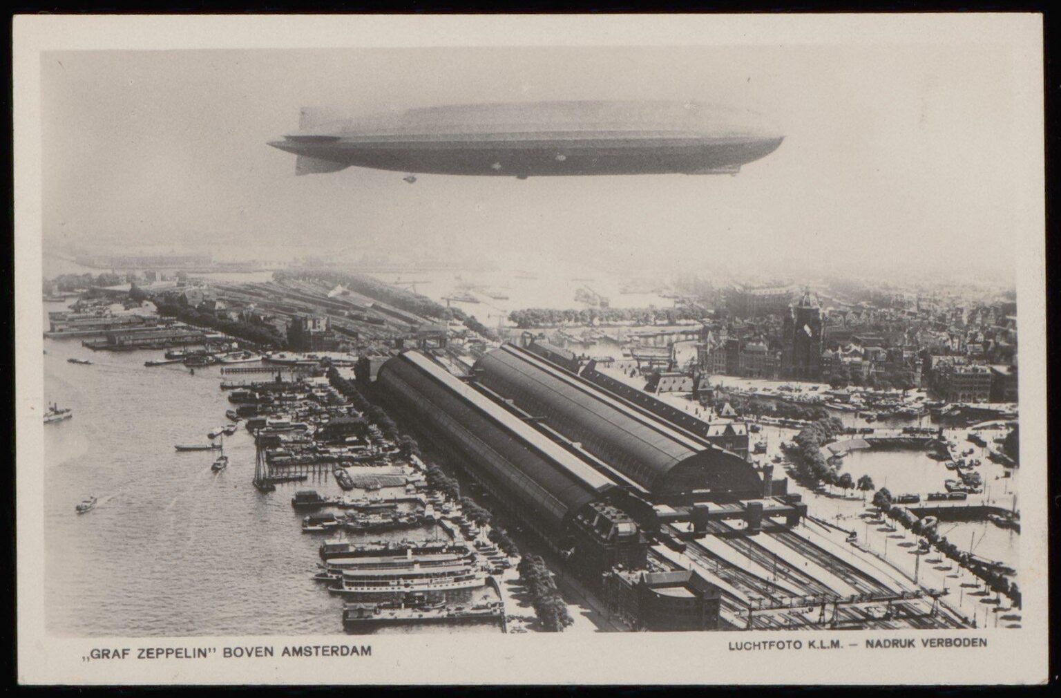 1929年10月、アムステルダムの中央駅を「グラフ・ツェッペリン」が飛ぶZeppelin "Graf Zeppelin"