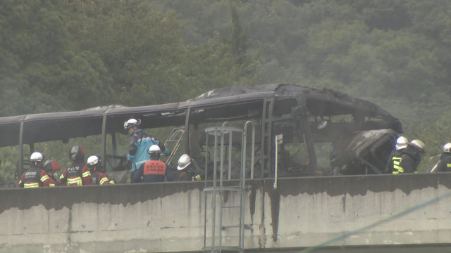 【速報】徳島県・徳島自動車道でバスとトラックが事故　バス炎上し乗っていた１人死亡、４人が重傷　ほかにもけが人か　トラック運転手も救出活動中　脇町−土成間で通行止め