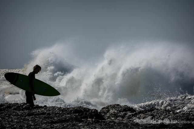 行方不明のサーファー、一晩過ごした無人島で発見 豪