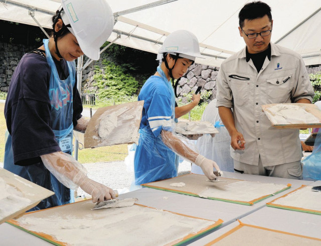 金沢城復旧に職人技あり　被災の鶴丸倉庫 市民ら見学で実感　しっくい塗りも体験