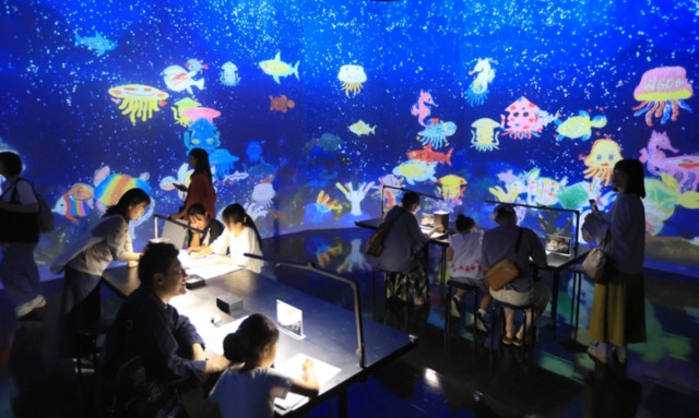 大分県立美術館がチームラボ「未来の遊園地」に　暗がりで光と音に包まれるアート展が開幕