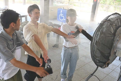 島根・鳥取両県９地点で猛暑日　津和野36.9度、鳥取36.6度　鳥取砂丘のシェルターで涼「砂が熱かった」
