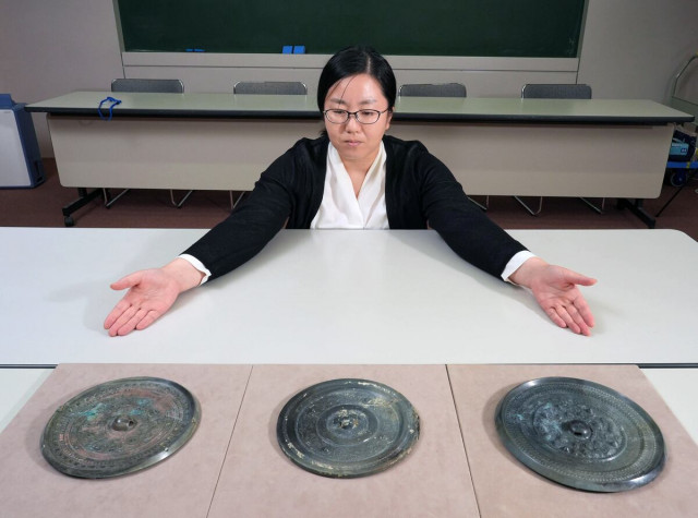 「卑弥呼の鏡」の奈良・富雄丸山古墳で国内最大の「虺龍文鏡」出土　深まる被葬者の謎