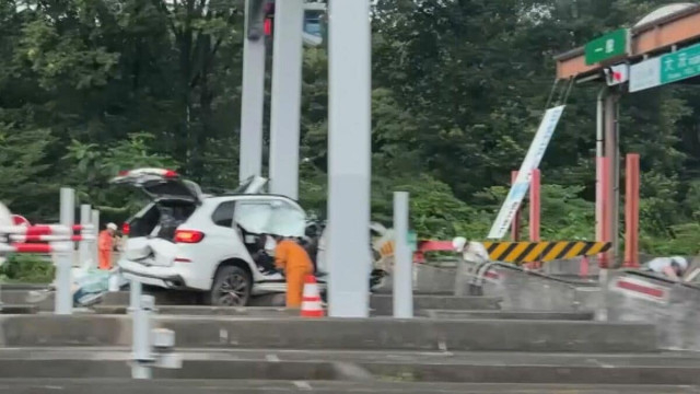 栃木・日光宇都宮道路下りの大沢料金所に乗用車が突っ込む　運転手の50代男性が死亡