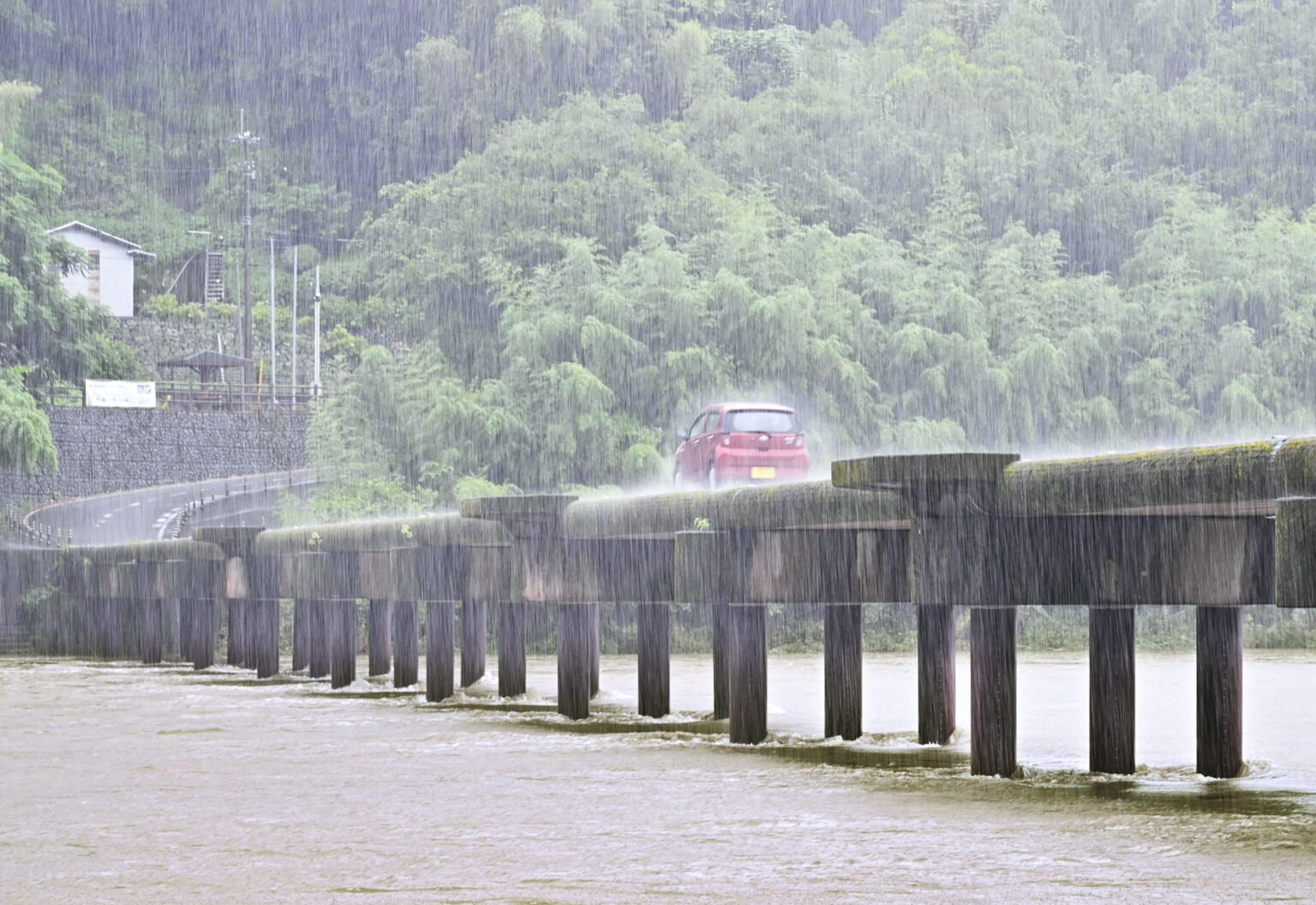 今年初の線状降水帯予測 高知県内 １８日朝まで激しい雨 土砂災害など注意を - kochinews.co.jp