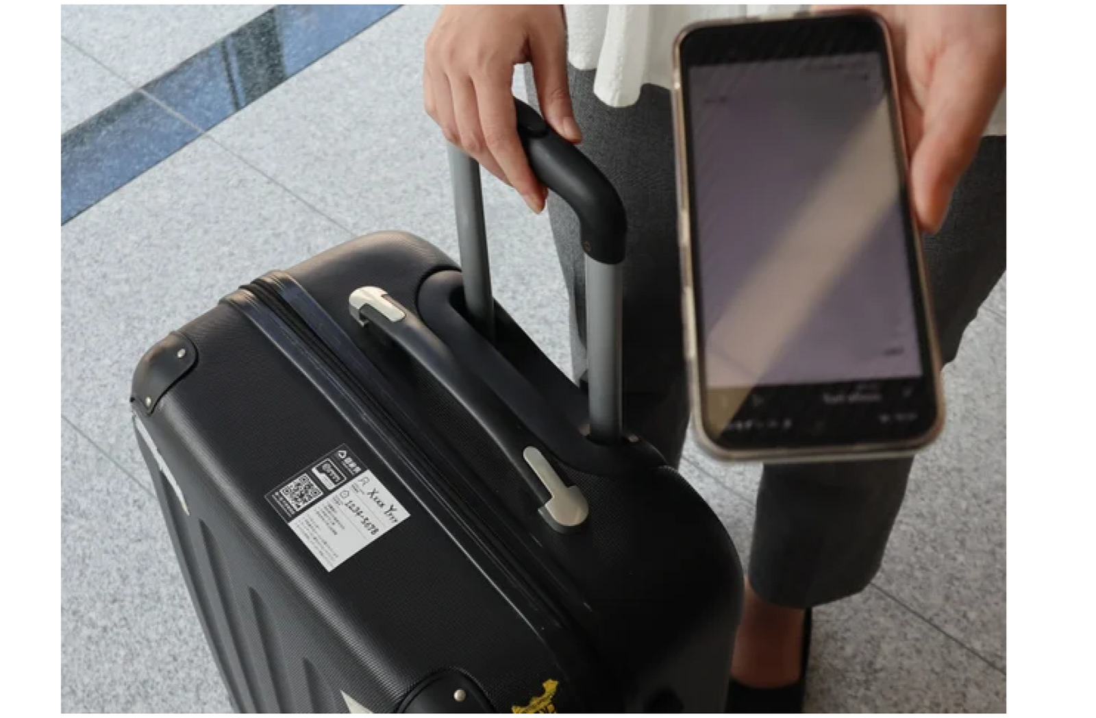 ▲氏名と予約番号を記入したステッカーを荷物に貼付しカウンターへ持ち込み、予約完了画面を提示：佐川急便株式会社 プレスリリースより