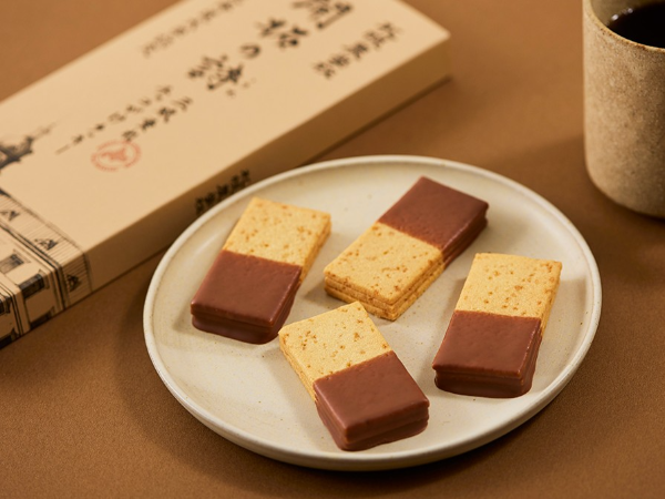 北海道スイーツブランド「札幌農学校」の定番スイーツ「開拓の詩 三枚重ねチョコがけクッキー」