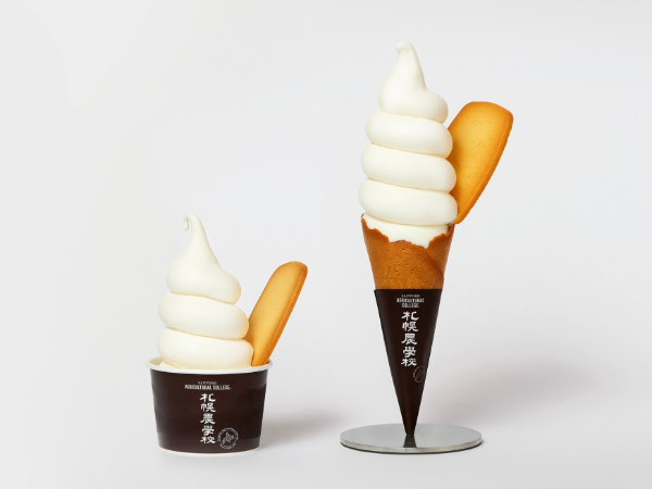 北海道スイーツブランド「札幌農学校」の定番スイーツ「酪農ミルクソフト」カップとコーン