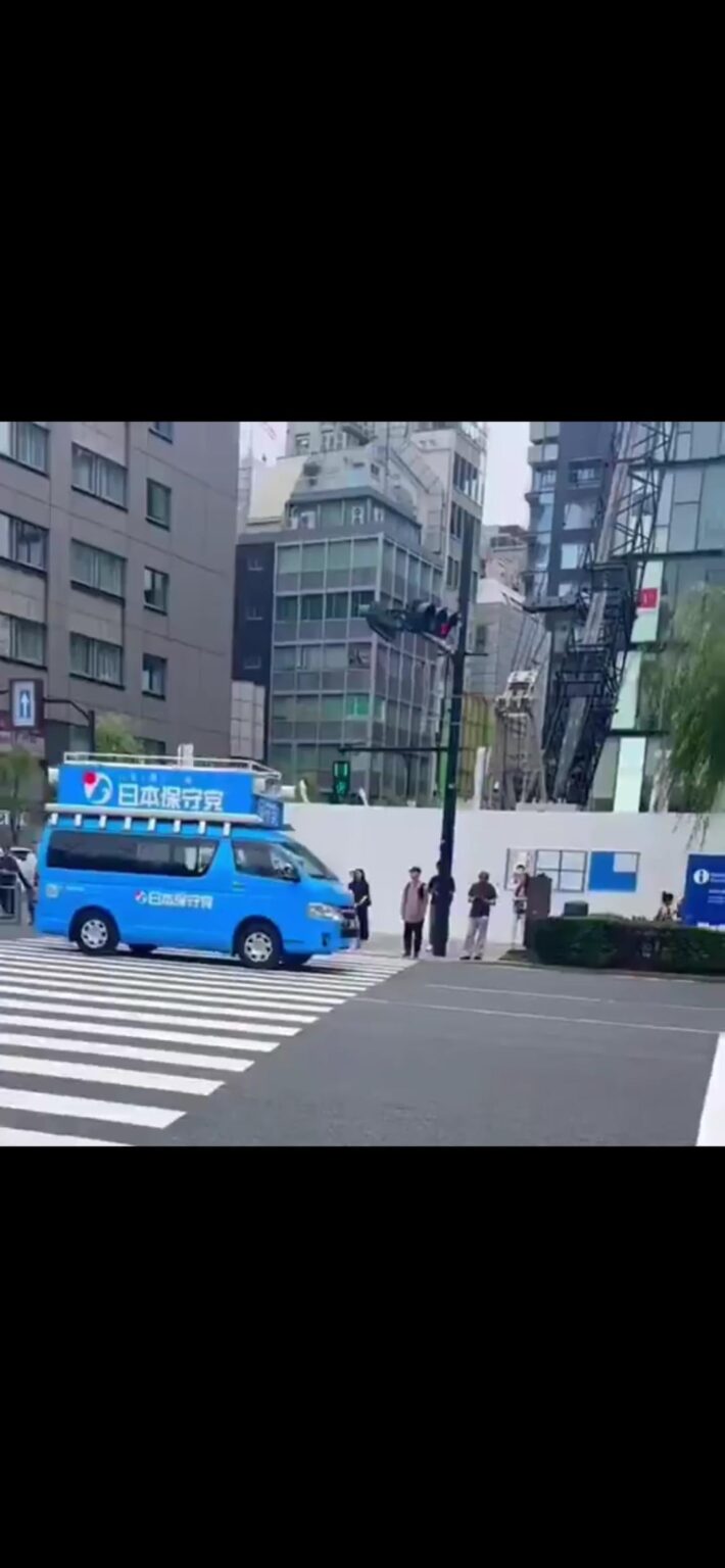 【動画】日本保守党の百田尚樹さん「外国人はルール無視」→ そんな日本保守党は堂々と信号無視してました(3枚)