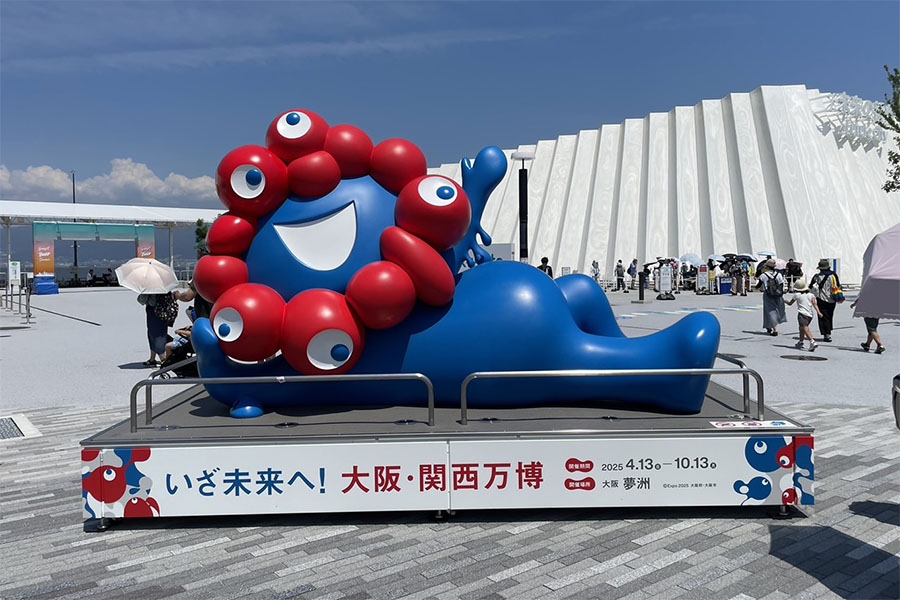 『大阪・関西万博』会場内「風の広場」に移設されたミャクミャク像（7月30日11時頃／Lmaga.jp撮影）