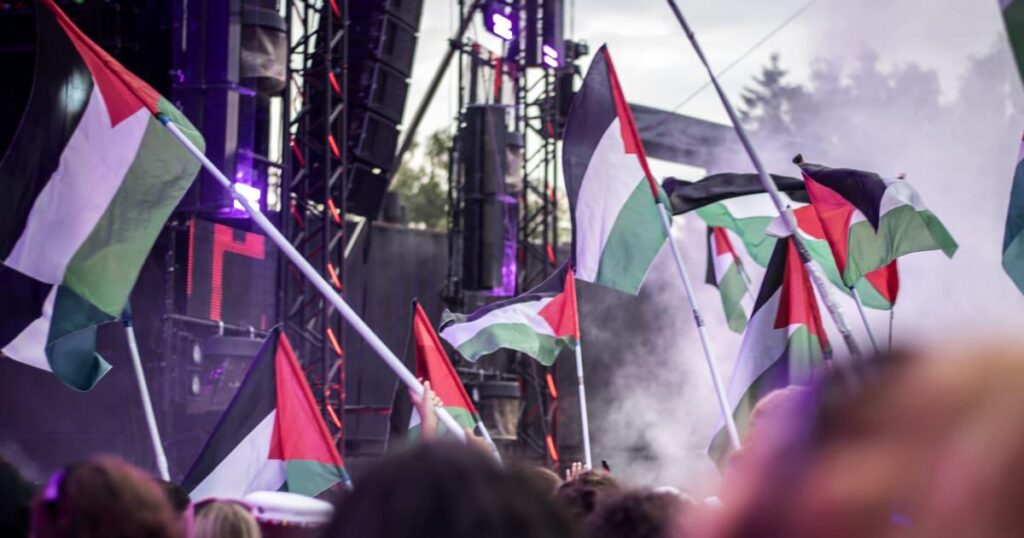 Roskilde Festivalでのガザの抗議の非難は、公開討論の新しい低い点を示しています。ガザの殺人に対する抗議は、若者が話すことの面で困難を抱えているという事実を示しています。表現の自由は、それが彼らが同意しない人々に当てはまると思わないとき、圧力にさらされています