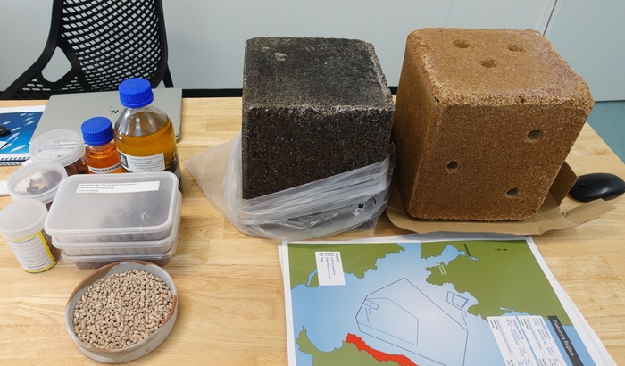 シーフォレストがアスパラゴプシスから抽出した成分で作る飼料添加剤は、オイル、ペレット、リップブロックの形で最終供給される。