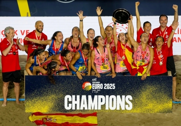 写真2025欧州ビーチハンドボール選手権大会女子の部で優勝したスペイン、写真出典=欧州ハンドボール連盟