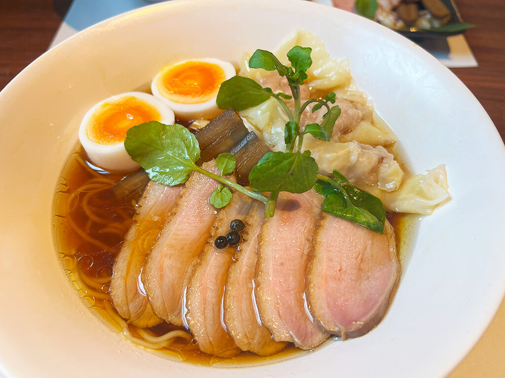 【新潟市東区】人気ラーメン店のリニューアルオープンに行列！7月15日にオープンした『鴨とささ樹』のおすすめメニュー「特製鴨醤油」をご紹介♪鴨の旨さが一杯のラーメンにぎっしり！ - 地域情報サイト「ガタチラ」