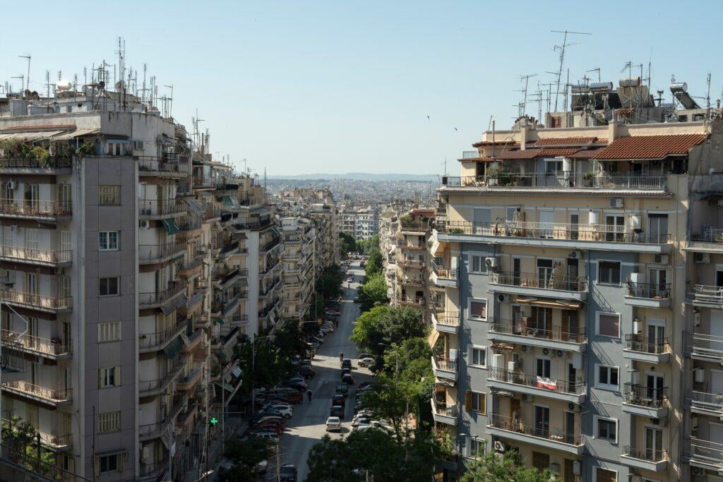 ギリシャ銀行：屋根の収入の40％以上を費やしている世帯の1/3