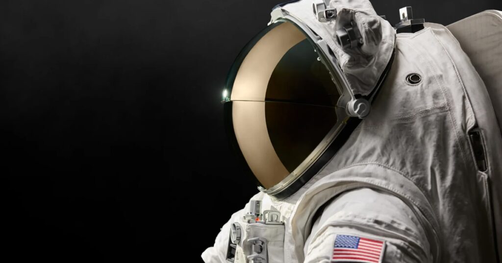 50周年を迎えた「オークリー」が宇宙開発企業のアクシオム・スペース社と協業　月面探査用のバイザーシステムを共同開発 - WWDJAPAN