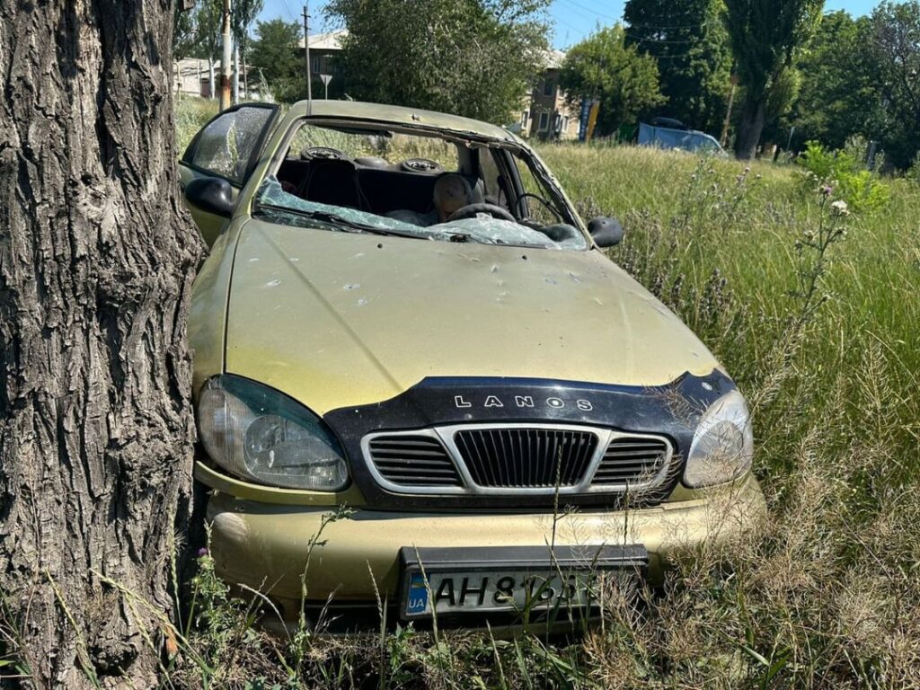 ロシアのFPVドローンが民間の車を襲い、ドブロピリアの町の近くで家族全員を殺しました。