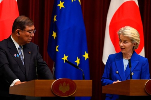2025年7月23日、記者会見に臨んだ石破茂首相（左）と欧州委員会のウルズラ・フォンデアライエン委員長（写真＝代表撮影/ロイター/アフロ）