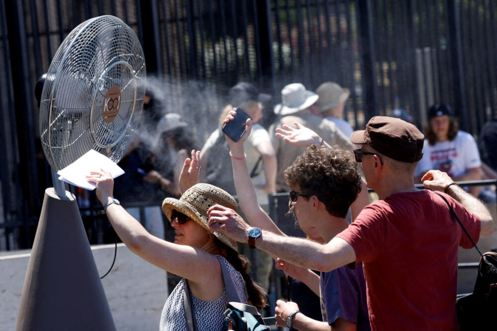 Thousands flee Turkey wildfires amid Europe heat wave