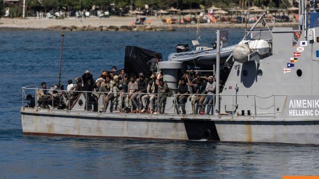 移民船はgavdosを続けます - 今日、港はさらに230人の不法移民を救った