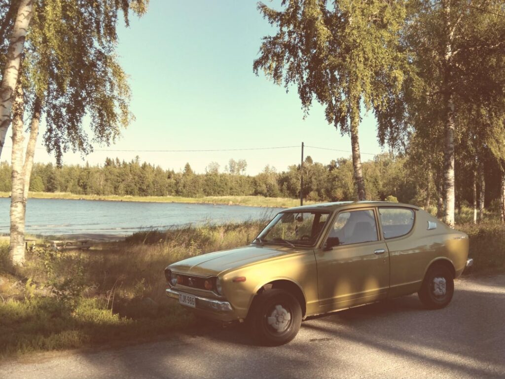 ベテランの車の大会でフィンランドの伝説の車を見た：D