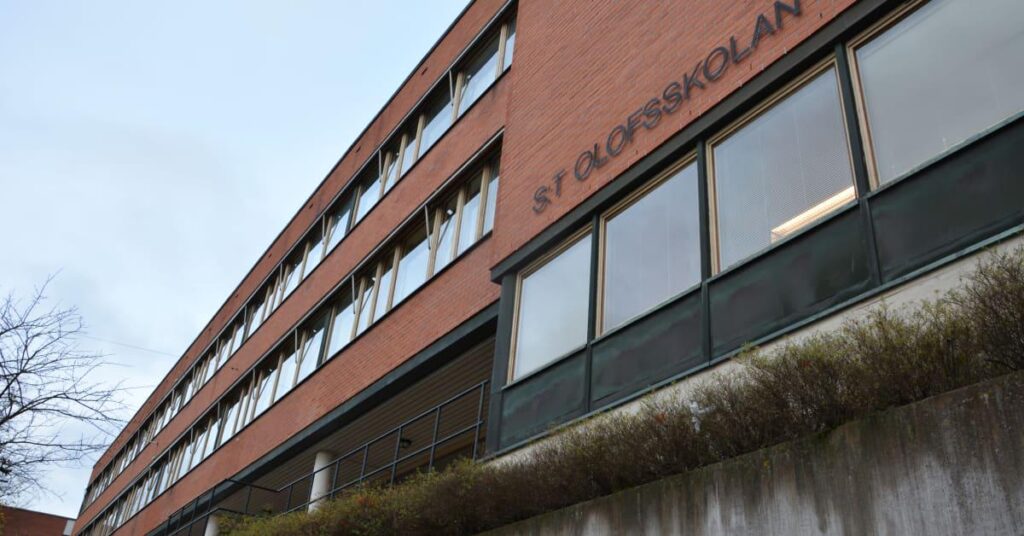 警察：学校の楽屋で密かに230人の女の子を撮影した男