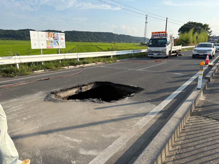 【速報】青森・六戸町犬落瀬の県道で陥没 通行止め - ABA青森朝日放送