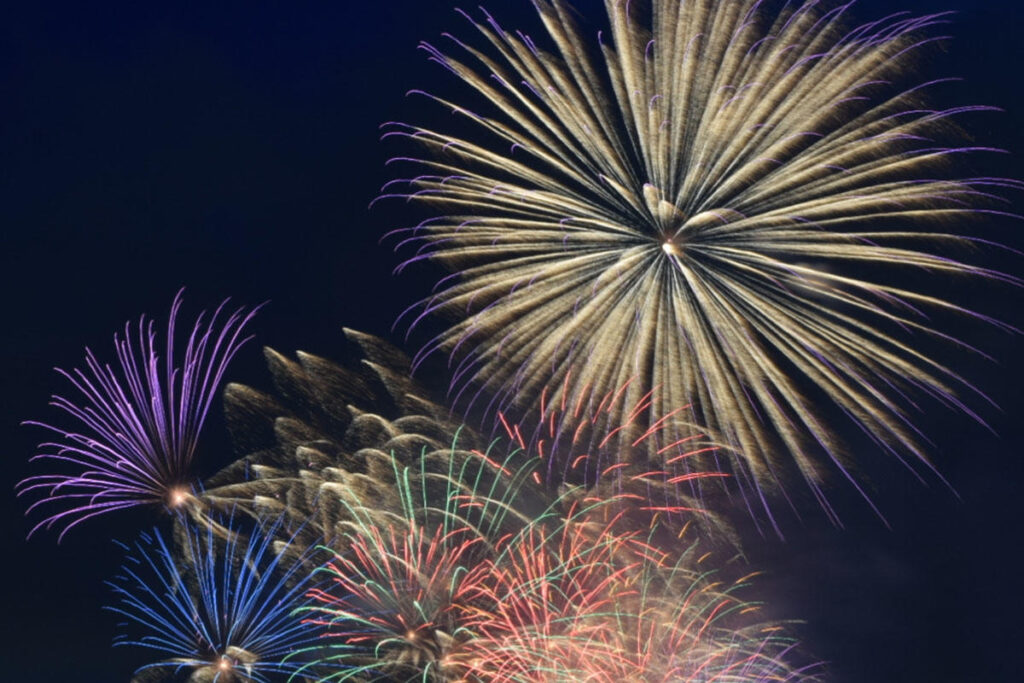 【2025】第43回御所湖まつりが本日開催！四千発の花火を打ち上げ | 夜景FANマガジン