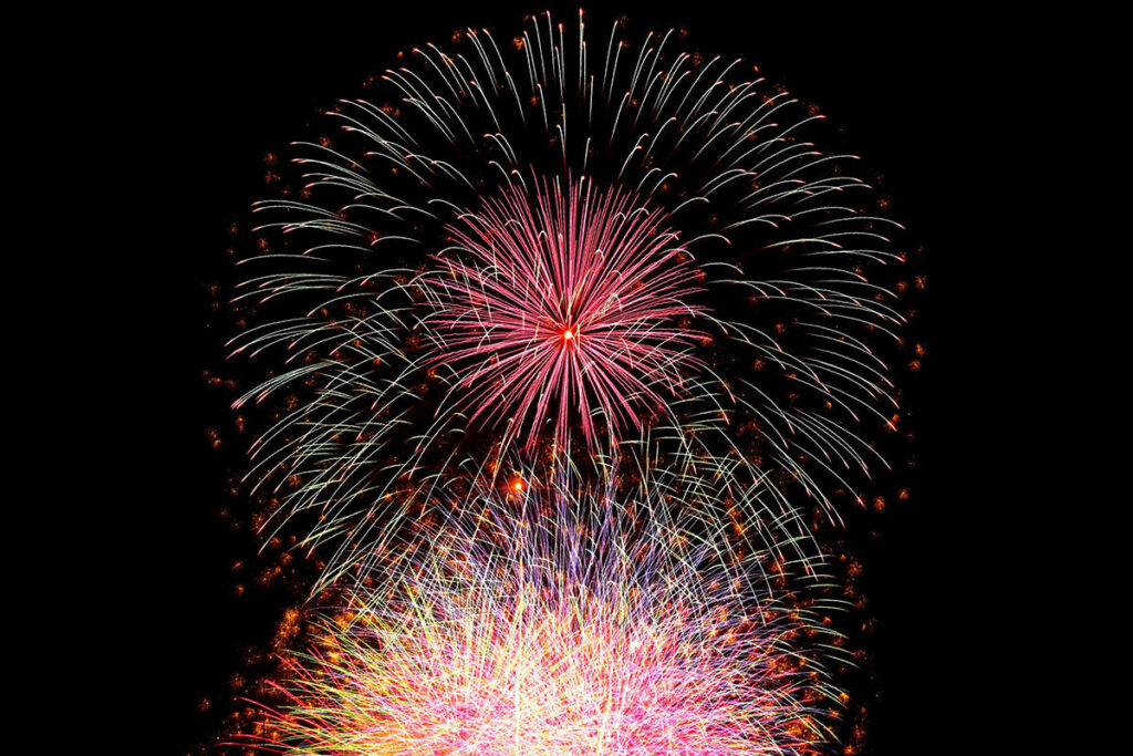 【2025】波止のまつり花火大会が本日開催！琴浦町の夜空に三千発の花火を打ち上げ | 夜景FANマガジン