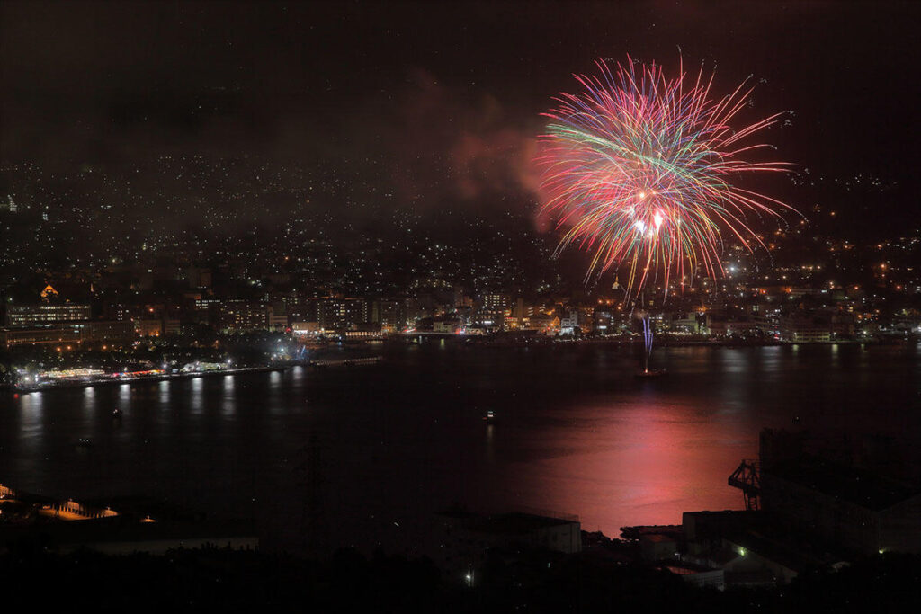 「2025ながさきみなとまつり」が本日開催！長崎の夜空を彩る花火 | 夜景FANマガジン